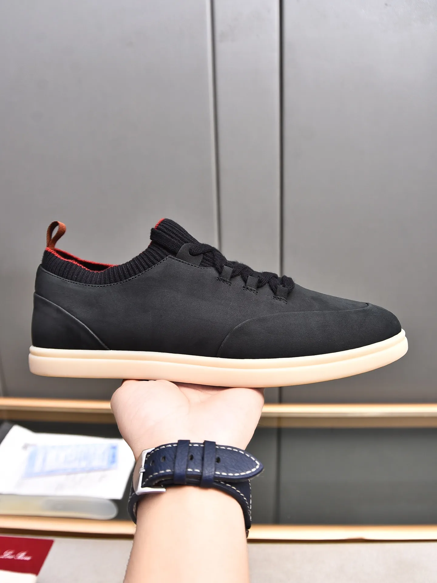 Men's Men's Shoes 💰500 LP's new product Loro Pian* 诺yo* Pianya Soho Walk These casual shoes and loafers are made of first-layer small nubuck cowhide. The texture is light, soft and comfortable. The mouth and tongue are decorated with high-density two-color knitting. The heel is decorated with a Kummel-colored original webbing pull-loop, which presents a unique three-dimensional effect. The unique version narrows slightly in the middle, and is decorated with details of the same material as shoelace eyelets. The original open-molded lightweight TPU rubber sole and spikes enhance traction and stability, and are full of modern aesthetic functional details. The rear is equipped with a cushion pad to enhance wearing comfort. It is sold in a complete package at the counter and is available in multiple colors!  Standard counter code number: 38～44# (45 customized)